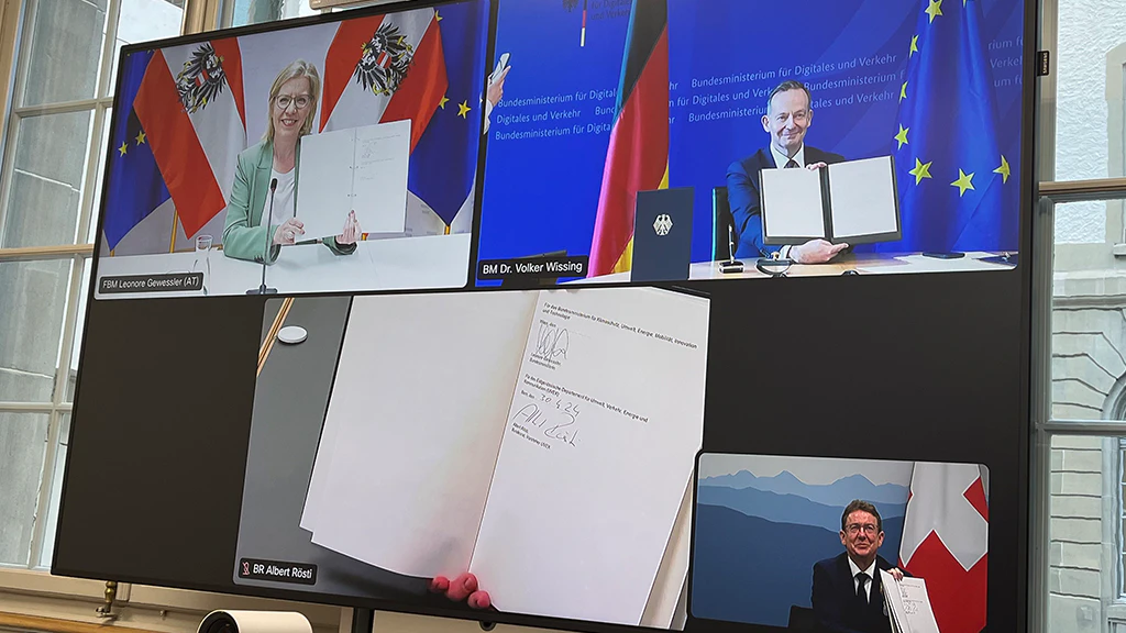 La ministra austriaca Leonore Gewessler, il ministro tedesco Volker Wissing e il consigliere federale Albert Rösti hanno sottoscritto un documento programmatico sulla modernizzazione delle ferrovie.